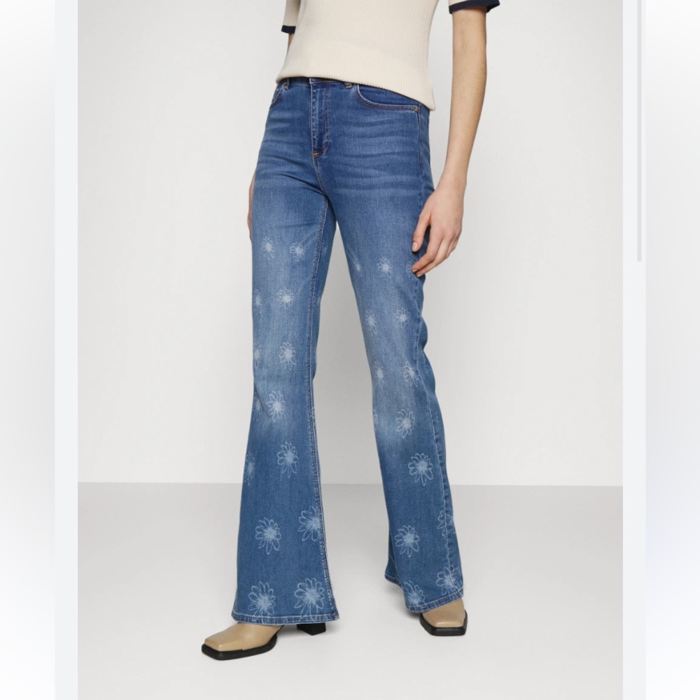NWT Fabienne Chapot Eva Mid Rise Extra Flare
Jeans